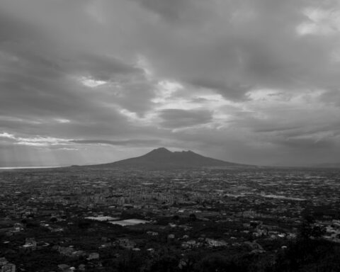 A black and white photo of Mount Vesuvius and the surrounding landscape of Naples, Italy.