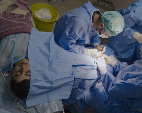a GROUP OF DOCTORS PERFORMS A SURGERY