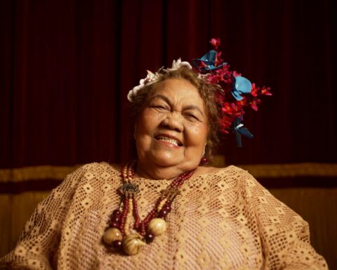 The selected photograph portrays Dona Onete in her most authentic essence—joyful, resilient, and dignifi ed—while powerfully reaffi rming and honoring the cultural heritage of the state of Pará.