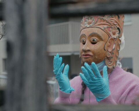 Deneth Piumakshi Veda Arachchige with an indigenous mask from the Museum of Cultures, Basel (CH)