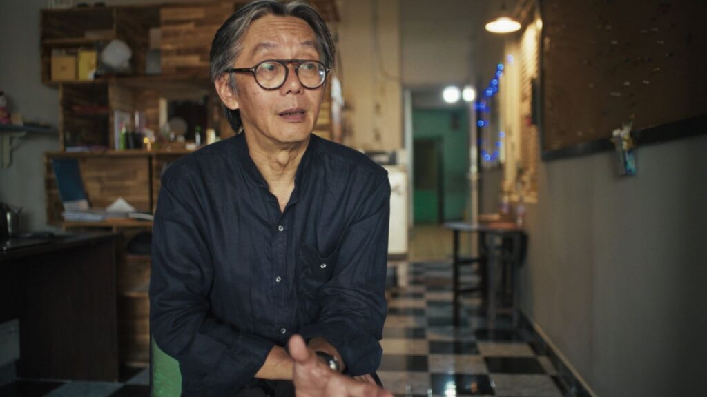Journalist Võ Trung Dũng is helping the children of Nguyễn Văn Lém find their father's body. Lém is the man shot in Eddie Adams' 1968 photo Saigon Execution.