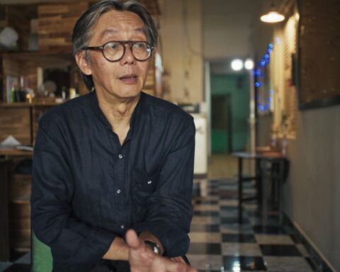 Journalist Võ Trung Dũng is helping the children of Nguyễn Văn Lém find their father's body. Lém is the man shot in Eddie Adams' 1968 photo Saigon Execution.